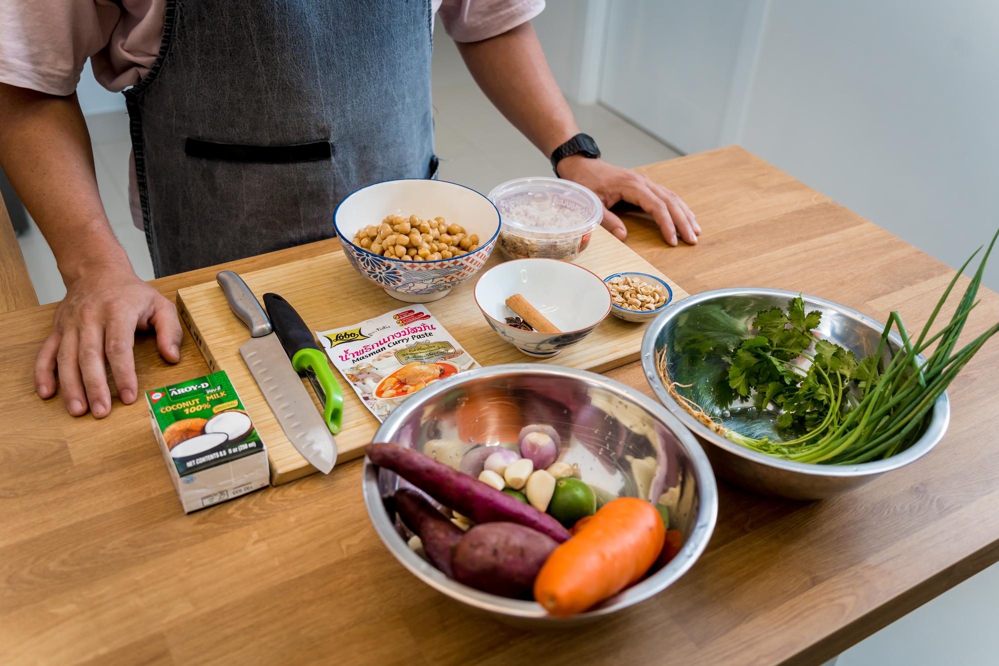 Mesa de trabajo con ingredientes locales