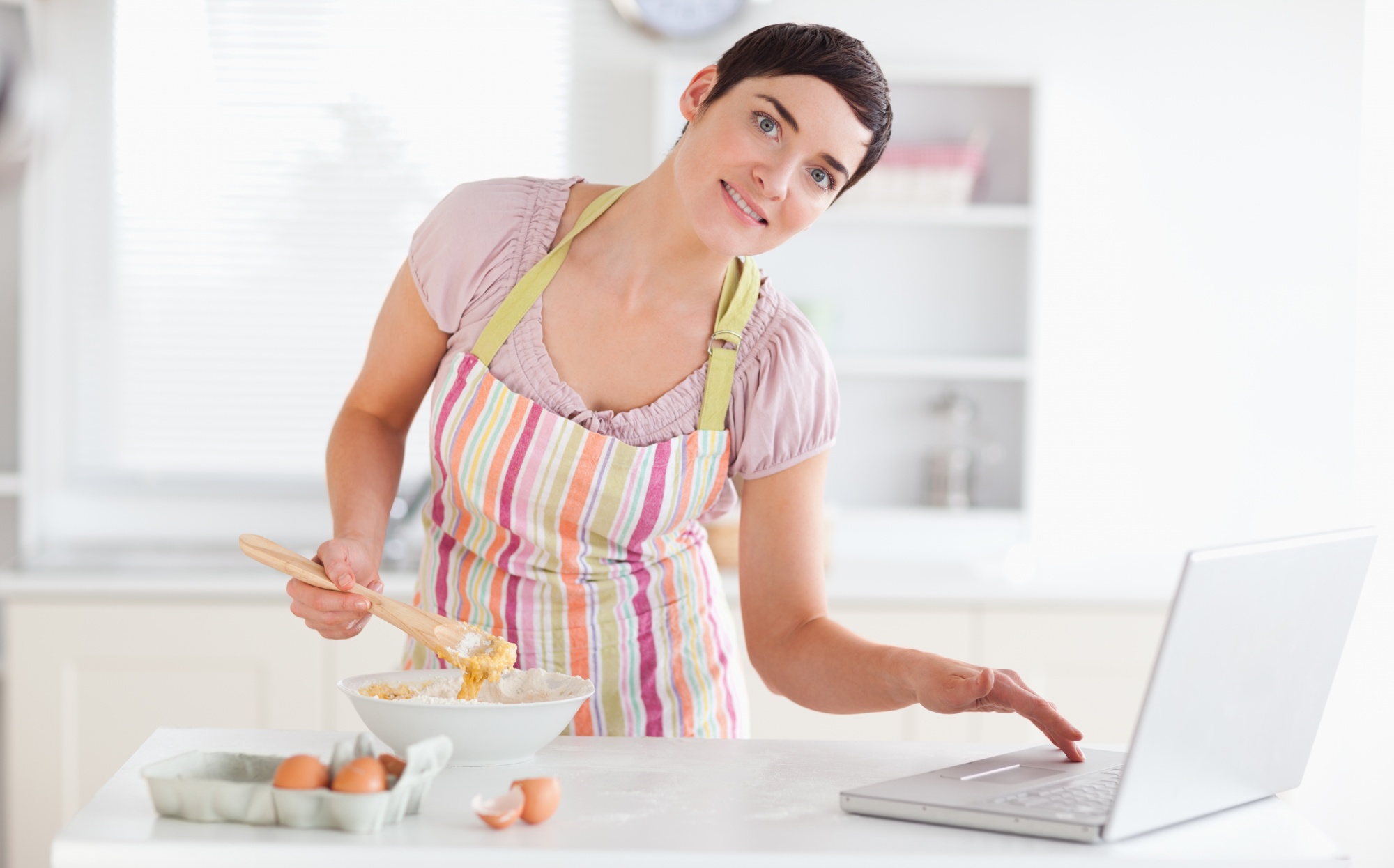 Chef enseñando en cocina doméstica